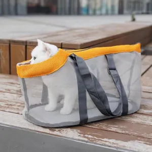 Vue détaillée du sac de transport pour animaux en filet respirant avec un chat mignon.