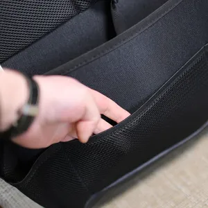 Detalle de bolsillo de red para organizador de asiento de coche negro resistente.