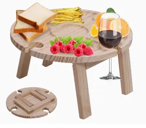 Detailansicht des klappbaren Holztischs, tragbarer Weintisch mit Glashaltern für Outdoor-Partys.