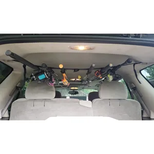 Vista detallada de la correa de soporte para cañas de pescar en el techo del coche.