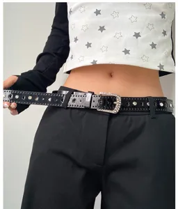 Gros plan sur la ceinture en cuir verni pour femme avec strass et boucle brillante.