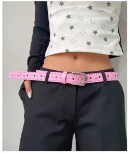 Ceinture en cuir strass rose accessoire de mode pour femme jean boucle brillante chic.