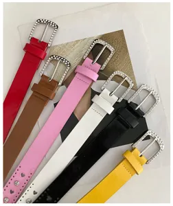 Vue détaillée de jolies ceintures pour femmes en strass étincelants de divers coloris.