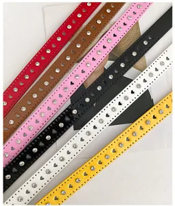 Vue détaillée de ceintures en cuir coloré avec incrustation de strass et cœurs.