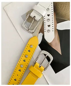 Vue détaillée de la ceinture en cuir élégante avec boucle strass et découpes de cœur pour femmes.
