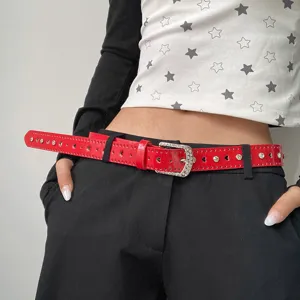 Ceinture femme en cuir verni rouge avec boucle strass et découpes cœur pour jeans et robes