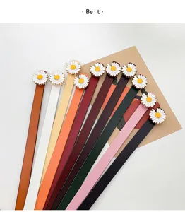 Schlanker Ledergürtel für Damen mit süßer Gänseblümchen Schnalle für lässige Jeans Outfits.