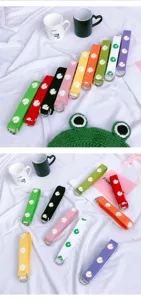 Cintura in tela ricamata con margherite e fibbia a doppio anello per donna casual.