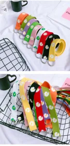 Cintura in tela colorata con stampa margherita e fibbia a doppio anello, accessorio alla moda.