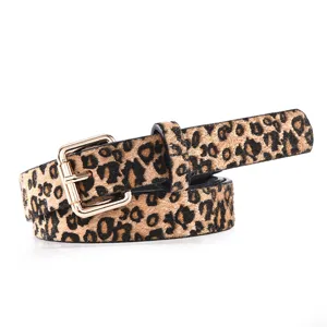 Elegante cintura da donna con stampa leopardata e fibbia metallica dorata.