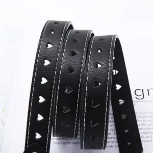 Zwarte dames lederen riem met hart uitsnijdingen en witte stiksels casual mode accessoire.