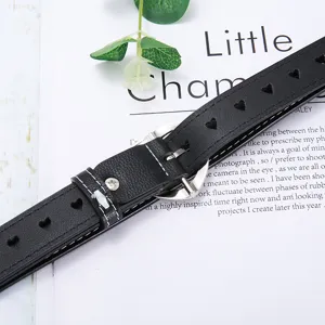 Dames zwarte PU leren riem met schattig hart uitsnijden ontwerp en metalen gesp voor mode.