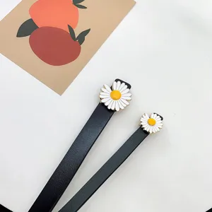 Stylischer schwarzer Damenledergürtel mit süßer Gänseblümchen-Schnalle ideal für Jeans.