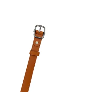 Cintura sottile da donna in pelle marrone con fibbia quadrata retrò per jeans casual.
