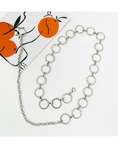 Dettaglio di catena da cintura in metallo argentato, accessorio decorativo per jeans punk.