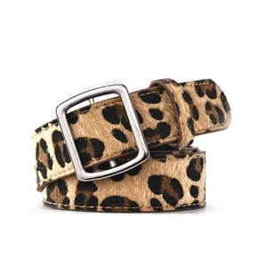 Elegante cinturón de leopardo para mujer con hebilla cuadrada plateada para vaqueros y casual.