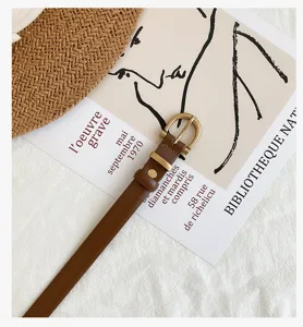Minimalistischer brauner Ledergürtel mit Metallschnalle, stilvolles Accessoire für Damenjeans.
