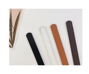 Gedetailleerd overzicht van slanke lederen riemen in diverse kleuren, mooie accessoires.