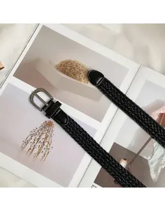 Gedetailleerd overzicht van zwarte gevlochten riem met stijlvolle metalen gesp voor dagelijks.