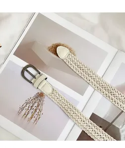 Gedetailleerd overzicht geweven damesriem, beige gevlochten band met metalen gesp, accessoire.