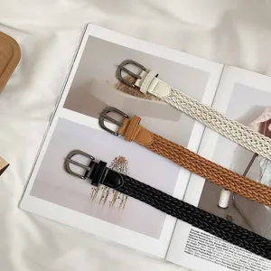 Stijlvolle gevlochten dames riem met doorngesp, veelzijdig accessoire voor jeans en jurken.