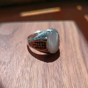 Anello intagliato placcato in argento antico da uomo vintage con dettaglio in pietra di gatto bianca