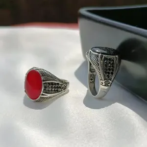 Anello uomo argento s925 stile vintage retro con pietra rossa e nera motivo geometrico