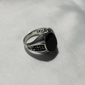 Anello uomo vintage pietra nera argento antico placcato dettaglio stampa S925 vista