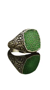 Vintage heren zegelring met groene stenen en gedetailleerde bloemgravure in retro stijl.
