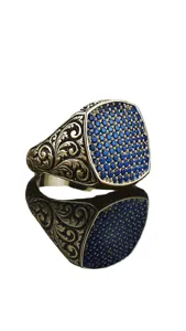 Vintage punk herenring met blauwe zirkonia pave stenen en prachtig bloemgravure patroon.
