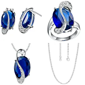 Vue détaillée de l'ensemble de bijoux en pierre bleue avec boucles d'oreilles et pendentif.