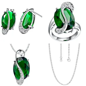 Gros plan sur l'ensemble de bijoux en cristal vert avec boucles d'oreilles et collier.