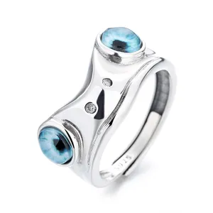 Gedetailleerd weergave van de S925 zilveren boze oog ring met unieke kikker vorm en blauwe stenen.