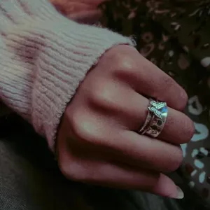 Nahaufnahme des Schmetterling-Spinnerrings am Finger mit retro-Metall-Details für den Alltag.