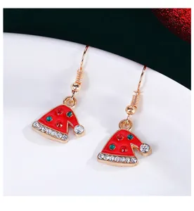 Primo piano dettaglio dei bellissimi orecchini pendenti a cappello di Natale con strass.