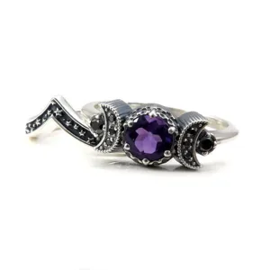 Anello gotico a tripla luna impilabile con ametista centrale e fascia in argento.