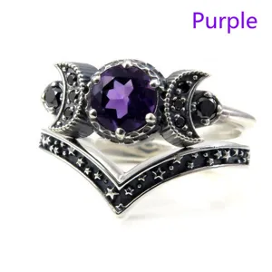 Anello gotico tripla luna ametista vista dettaglio in viola, design fascia stelle argento.