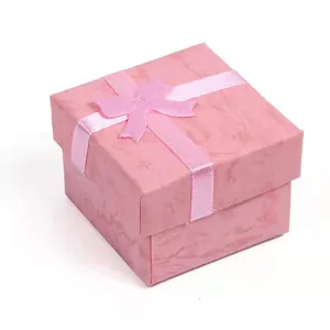 Rosa Schmuckgeschenkbox mit Schleife für Ringe und Ohrringe Verpackung Hauptansicht