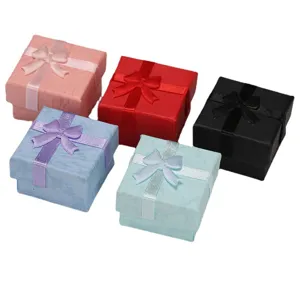 Kleine quadratische Schmuckgeschenkboxen mit Schleife, ideal für Ringe und Ohrringe Verpackung.