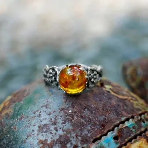 Vintage Thai silver amber ring featuring a floral design. Elegant gemstone jewelry for women.