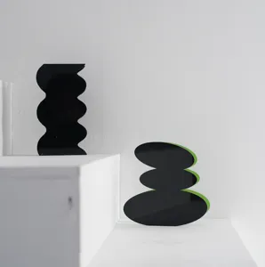 Moderner minimalistischer schwarzer wellenförmiger Acrylvasen-Detailblick, Deko.