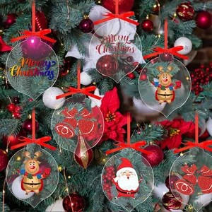 Transparante acryl kerstboomornamenten met feestelijke prints en rode linten om op te hangen.
