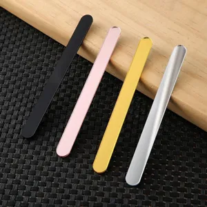 Palitos de manualidades acrílicos reutilizables en cuatro colores vibrantes para proyectos DIY.
