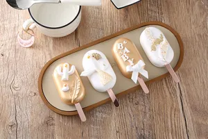 Palitos de helado decorativos DIY con letras y plumas para manualidades creativas.