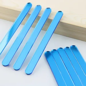 Detalle de palitos de acrílico transparente azul, ideales para tus manualidades.