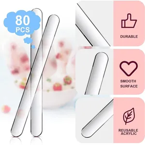 Detalle de palitos de helado de acrílico transparente con superficie lisa y diseño duradero.
