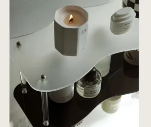 Estante de almacenamiento de acrílico transparente para escritorio con diseño ondulado elegante.