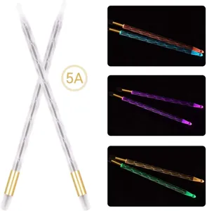 Detailansicht von leuchtenden Acryl-Schlagzeugstöcken mit bunten LED-Effekten für den Auftritt.