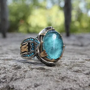 Magnifique bague vintage élégante avec grosse pierre bleue et détails en argent filigrané.