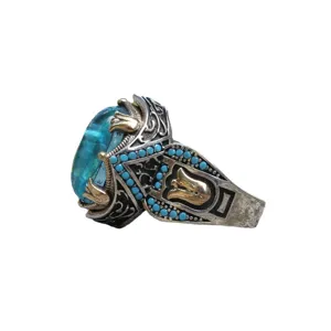 Bague sculptée bicolore vintage avec une grande pierre précieuse bleue et des perles.
